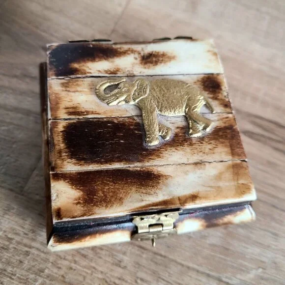 Vintage bone jewelry/trinket box with brass elephant. - Picture 4 of 11